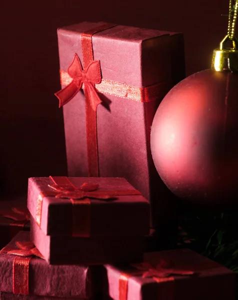 Weihnachten Hintergrund Mit Dekorationen Und Geschenkboxen Auf Rotem Holzbrett — Stockfoto