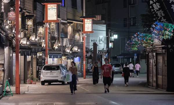 2018 東京都 地元の人や外国人観光客の浅草を探索が夜裏通り — ストック写真