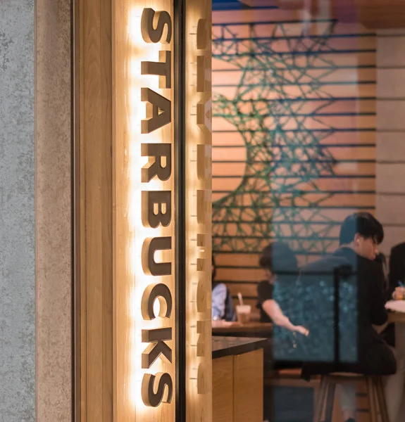 Токіо Японія Червня 2018 Гості Розетку Кав Ярня Starbucks Сібуя — стокове фото