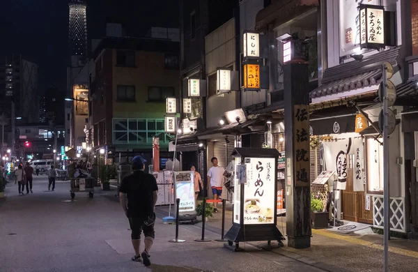 Tokio Japonia Sierpień 2018 Ecploring Turystyczna Ulica Nocy Asakusa — Zdjęcie stockowe