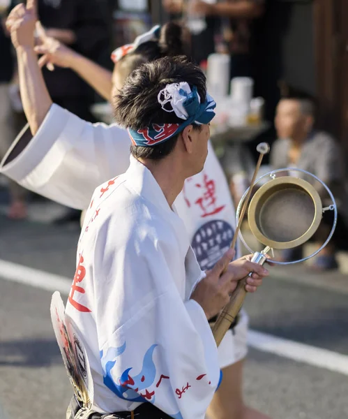Tokyo, Japonya - 19 Ağustos 2018. Geleneksel kane oynamak müzisyen eşlik eden dans topluluğu sokakta Shimokitazawa Awa Odori Festivali sırasında çan.