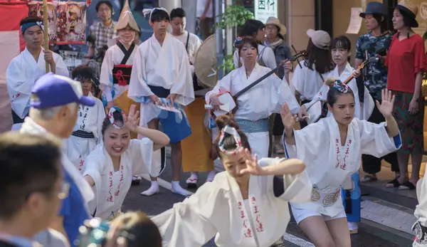 Tokyo Japan Augustus 2018 Dansers Dragen Traditionele Kleding Uitvoeren Straat — Stockfoto