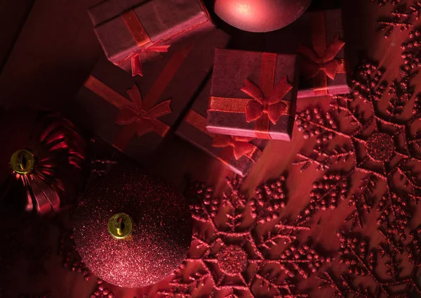 Noel süslemeleri ve hediye kutuları ahşap kırmızı kartı üzerindeki arka plan