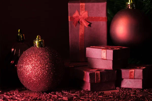 Noel süslemeleri ve hediye kutuları ahşap kırmızı kartı üzerindeki arka plan