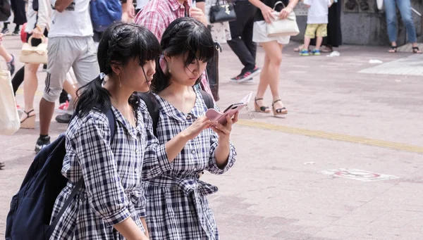 Токио Япония Августа 2018 Года Японские Девушки Одинаковом Платье Смартфоном — стоковое фото