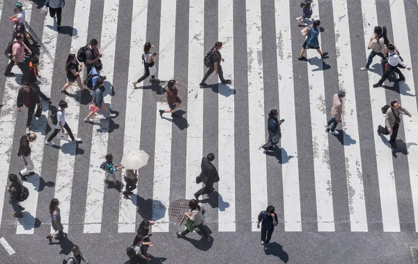 İnsanlar Japonya'da yol geçiş