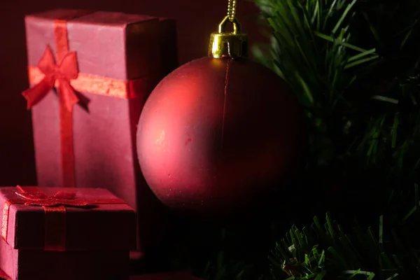 Fundo Natal Com Decorações Caixas Presente Placa Vermelha Madeira — Fotografia de Stock