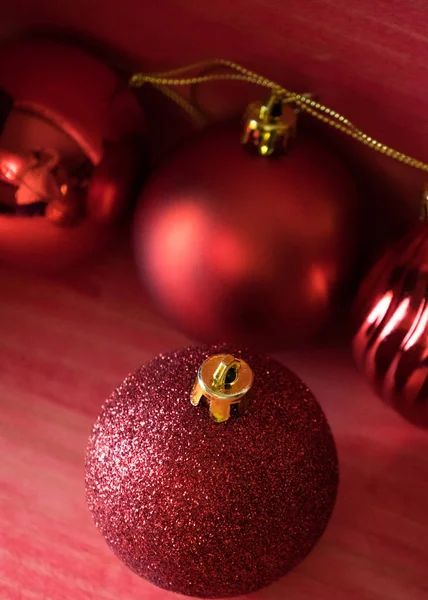 Kırmızı ahşap zemin üzerinde Noel topları 
