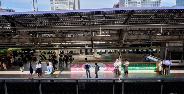 Toquio Japão Agosto 2018 Comutadores Plataforma Estação Ferroviária Tóquio — Fotografia de Stock
