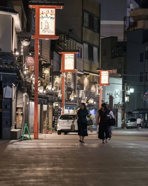 2018 東京都 地元の人や外国人観光客の浅草を探索が夜裏通り — ストック写真