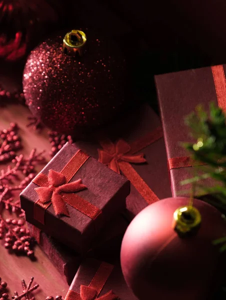 圣诞节背景与装饰和礼物箱子在木红色板 — 图库照片