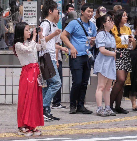 Tokio Japón Agosto 2018 Chica Japonesa Con Smartphone Esperando Para — Foto de Stock