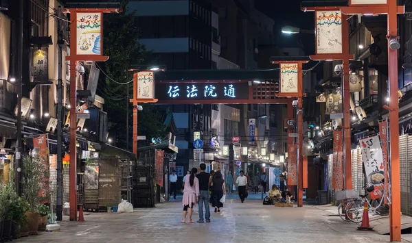 Tokio Japonia Sierpień 2018 Miejscowych Zagranicznych Turystów Zwiedzania Asakusa Powrotem — Zdjęcie stockowe