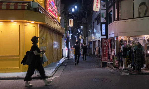 Tokyo Japonya Ağustos 2018 Backstreet Shimokitazawa Mahalle Geceleri Sokak Yürüyüş — Stok fotoğraf