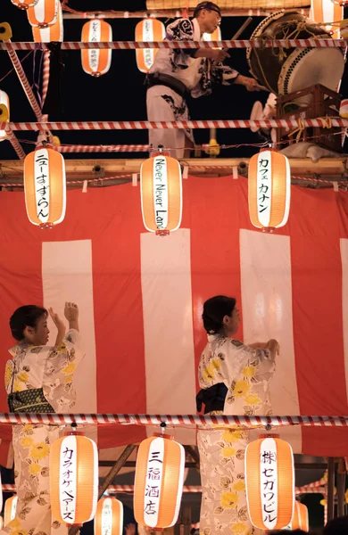 2018 東京都 浴衣夜下北沢地区盆踊りの祭典のステージで踊るダンサー — ストック写真