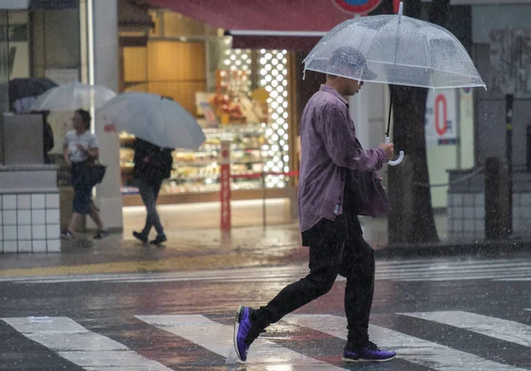 Tokyo Giappone Luglio 2018 Uomo Con Ombrello Shibuya Durante Stagione — Foto Stock