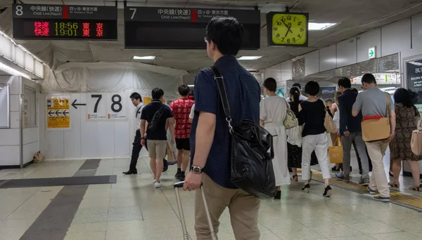 Tokyo Japan Juni 2018 Pendler Die Zwischen Bahnsteigen Japanischen Bahnhof — Stockfoto