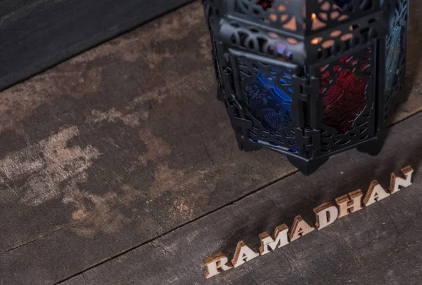Ahşap arka planda Ramadhan metin ve fener
