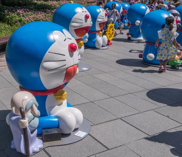 Tokio Japón Agosto 2018 Gente Hacinando Estatuas Doraemon Roppongi Hills —  Fotos de Stock