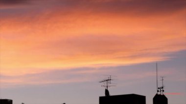 Güzel günbatımı gökyüzü parlak mavi ve mor renkler