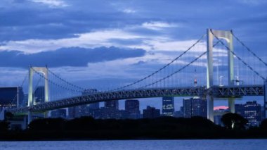 TOKYO, JAPONYAN - 15 AĞUSTOS 2018: alacakaranlıkta Tokyo Gökkuşağı Köprüsü 'nü aydınlattı. Çekim ayarlanıyor.