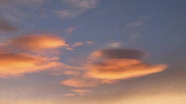 Güzel günbatımı gökyüzü parlak mavi ve mor renkler