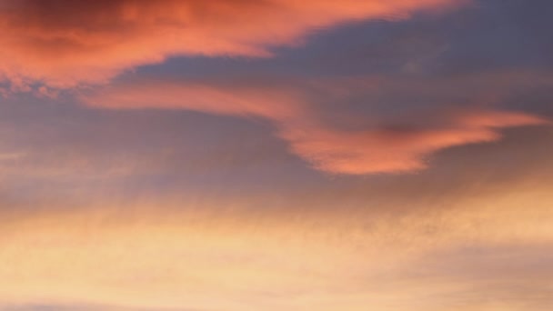 Beau ciel coucher de soleil dans des couleurs bleu vif et violet 