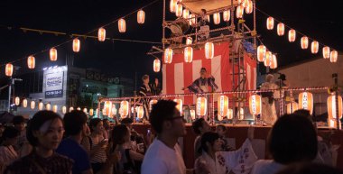 Tokyo, Japonya - 12 Ağustos 2018. Shimokitazawa mahallede Bon Odori şenlikte gece dans insan kalabalığı.