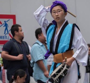 Tokyo, Japonya - 29 Temmuz 2018. Kadın katılımcı EISA Shinjuku Festivali'nde yordamları gerçekleştirirken taiko davul dayak.