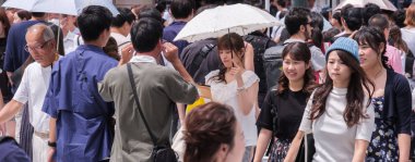 Tokyo, Japonya - 19 Ağustos 2018. Sıcak bir yaz günü Shibuya içinde sırasında şemsiye ile Japon kadın.