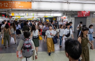 Tokyo, Japonya - 30 Haziran 2018. Japonya demiryolu Shinjuku İstasyonu platformları arasında yürüyüş commuters.