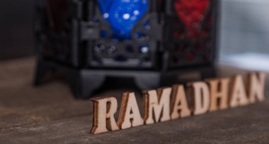 Ahşap arka planda Ramadhan metin ve fener