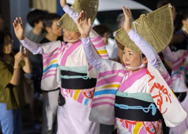 Tokyo, Japonya - 19 Ağustos 2018. Amigasa hasır şapka ve sokakta Shimokitazawa Awa Odori Festivali sırasında performans kimono giyen kadın dansçılar.