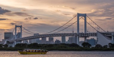 Tokyo, Japonya - 15 Ağustos 2018. Akşam yemeği cruise gemi, veya yerel olarak Gökkuşağı Köprüsü ile ndusk içinde belgili tanımlık geçmiş vasıl Sumida nehir boyunca yelken yakatabune olarak bilinen.