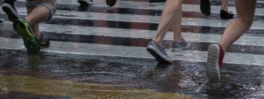 Tokyo, Japonya - 29 Temmuz 2018. Yaya ayak Shibuya sokakta yağmurda yürümek görünümünü kapat.