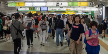 Tokyo, Japonya - 30 Haziran 2018. Japonya demiryolu Shinjuku İstasyonu platformları arasında yürüyüş commuters.