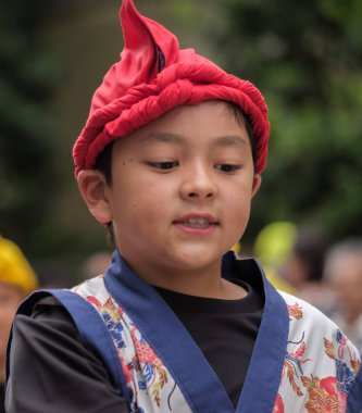 Tokyo, Japonya - 29 Temmuz 2018. Onun rutinleri Shinjuku EISA Festivali'nde sahne renkli geleneksel üniformalı Japon okul çocuğu. Seçici odak.