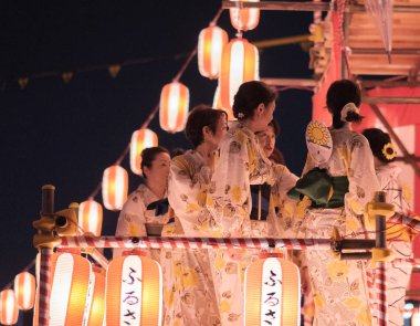 Tokyo, Japonya - 12 Ağustos 2018. Geleneksel yukata Shimokitazawa mahallede Bon Odori kutlama geceleri sahnede dans dansçılar.