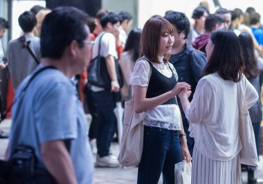 Tokyo, Japonya - 23 Haziran 2018, insanlar Hachiko Meydanı'nda, Shibuya bir gece.
