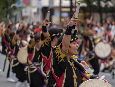 Tokyo, Japonya - 29 Temmuz 2018. EISA Shinjuku Festivali'nde yordamları gerçekleştirirken taiko davul yenerek katılımcılar.