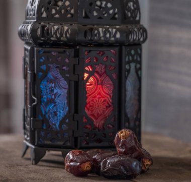 Tarihler ahşap arka plan üzerinde meyve ve fener