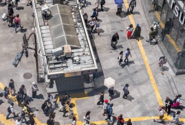 İnsanlar Japonya'da yol geçiş