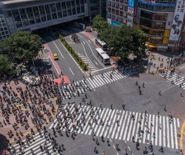 İnsanlar Japonya'da yol geçiş