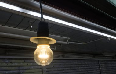 PLD elektrik ampul geceleri yanar.