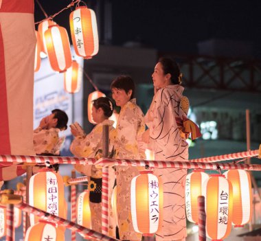 Tokyo, Japonya - 12 Ağustos 2018. Geleneksel yukata Shimokitazawa mahallede Bon Odori kutlama geceleri sahnede dans dansçılar.