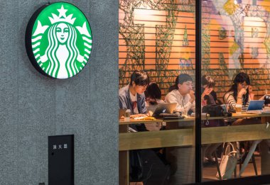 Tokyo, Japonya - 23 Haziran 2018. Müşteriler Starbucks kahve evi çıkış Shibuya içinde