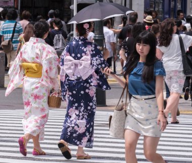 Tokyo, Japonya - 19 Ağustos 2018. Shibuya içinde karşıya trditional yukata güzel Japon kız.