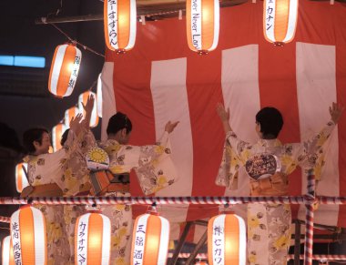Tokyo, Japonya - 12 Ağustos 2018. Geleneksel yukata Shimokitazawa mahallede Bon Odori kutlama geceleri sahnede dans dansçılar.