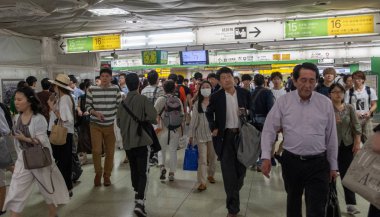 Tokyo, Japonya - 30 Haziran 2018. Japonya demiryolu Shinjuku İstasyonu platformları arasında yürüyüş commuters.