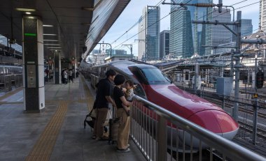 Tokyo, Japonya - 17 Ağustos 2018. Yüksek hızlı tren Tokyo Tren İstasyonu platformu.
